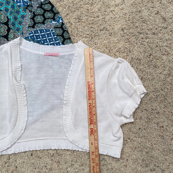 Sold as a set. Womens tops. Not sure of the sizes, but can get any measurements. - Picture 9 of 15